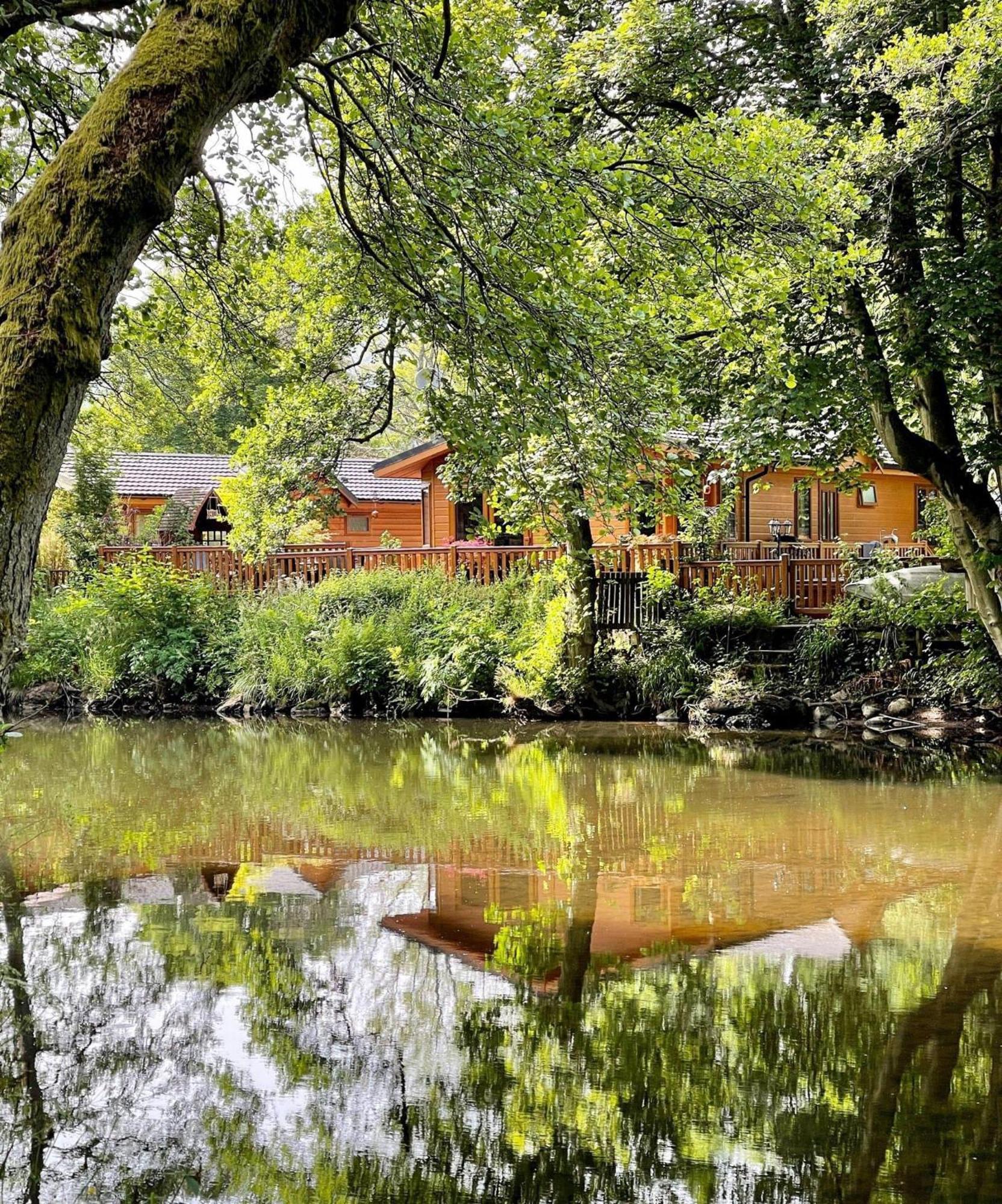 Riverbank Lodge Dollar エクステリア 写真